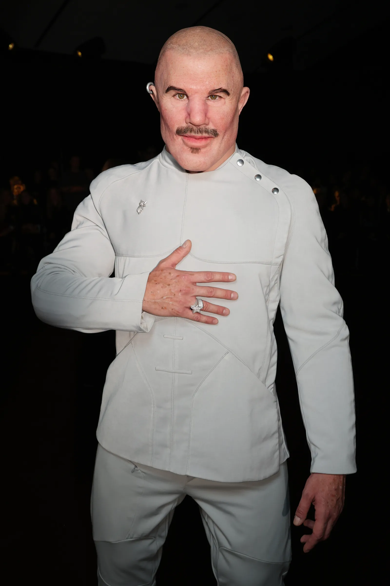 L'image peut contenir Thierry Mugler Vêtements Manteau Blazer Veste Visage Tête Personne Photographie Portrait et tenue de soirée