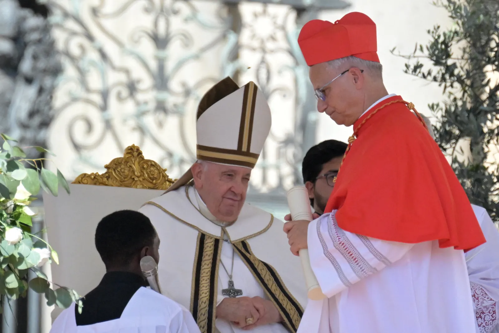 L'image peut contenir Francis Personne adulte Appareil électrique Microphone Accessoires Bijoux Bague Lunettes et collier