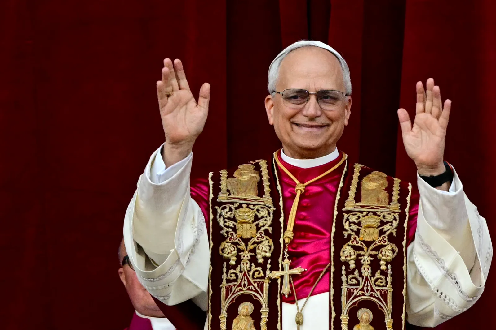 L'image peut contenir une personne Pope Accessoires pour adultes Lunettes Visage et tête