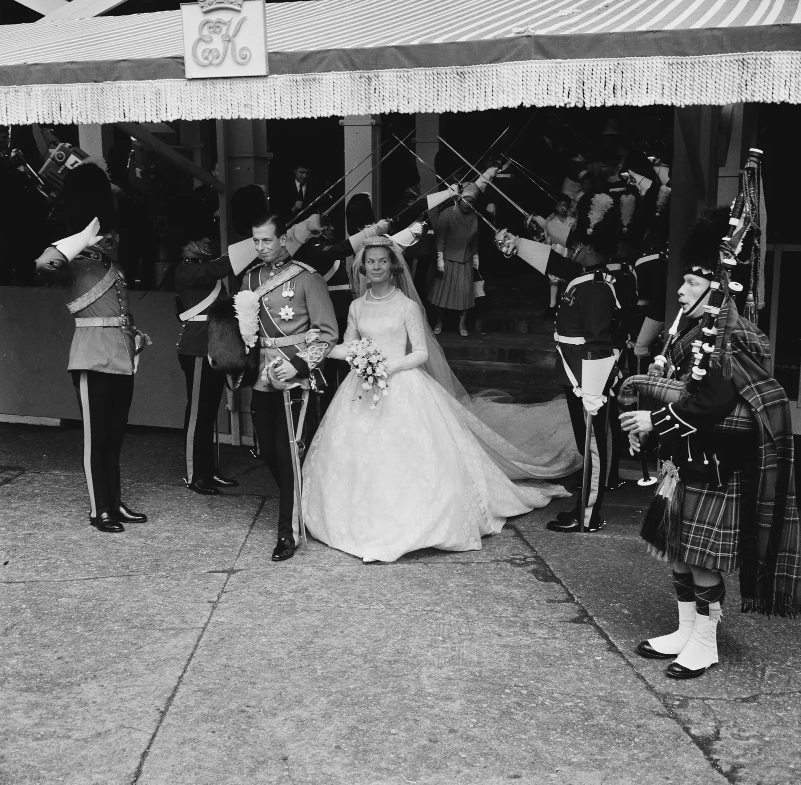 L'image peut contenir le prince Edward, duc de Kent, Glenn Davis, vêtements, robe, mode, vêtements de cérémonie, robe et mariage.