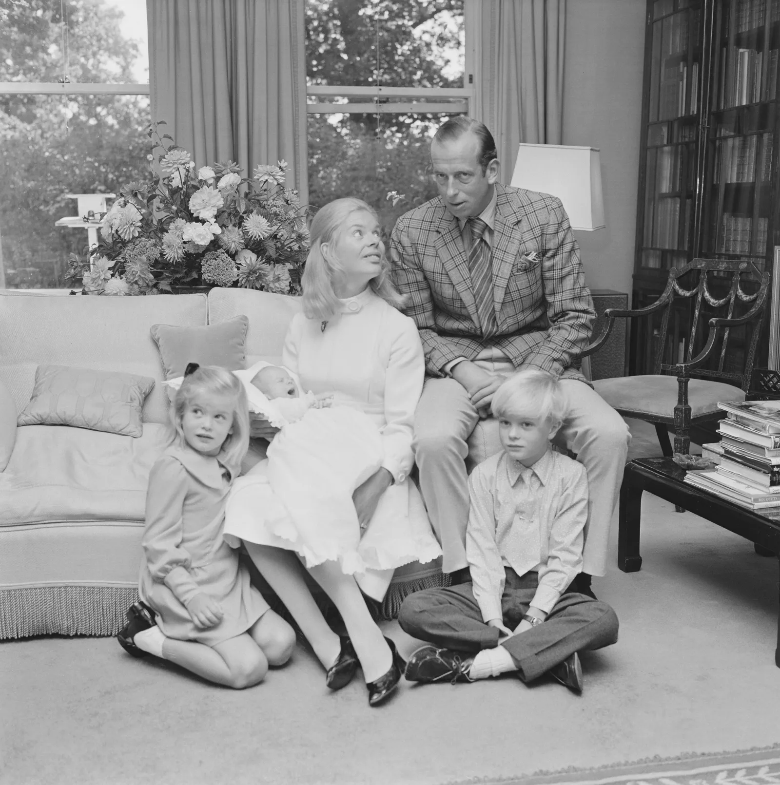 L'image peut contenir le prince Edward, duc de Kent, Lady Helen Taylor, plante en pot, visage, personne et photographie.