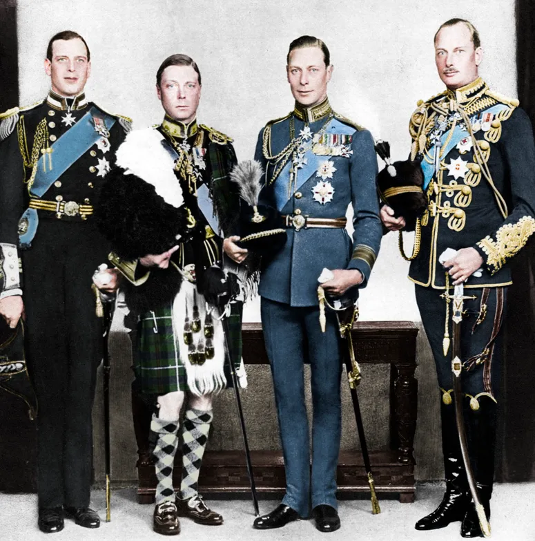 L’image contient peut-être : George VI, Édouard VIII, Prince George, duc de Kent, Vêtements, Jupe, Tartan, Personne, Adulte et Manteau
