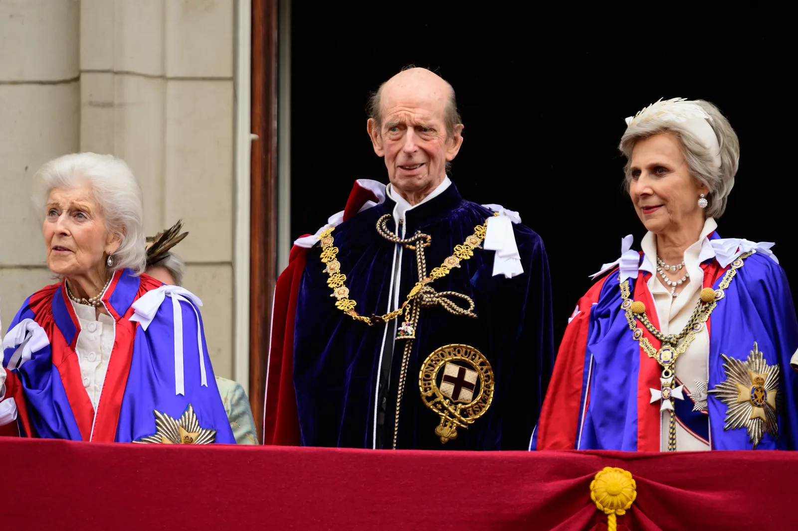 L'image contient peut-être Prince Edward, Duc de Kent Personnes Personne Adulte Mariage Visage Tête Croix et symbole
