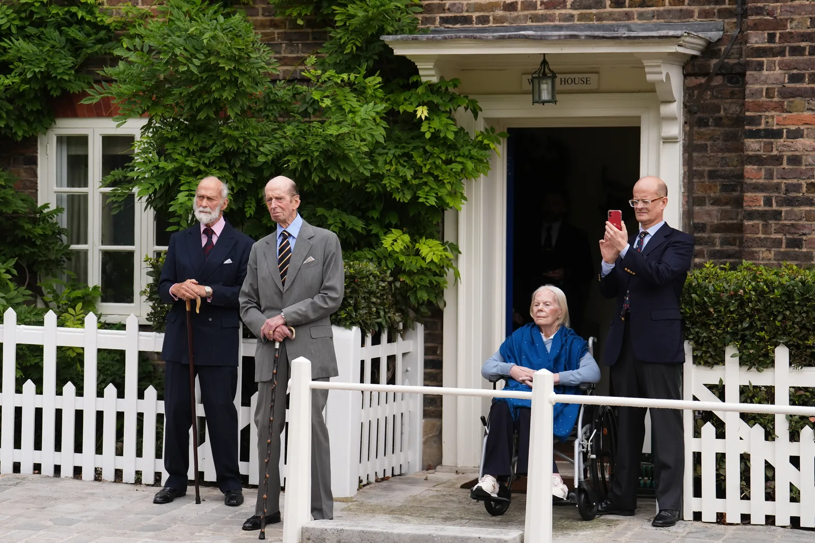 L'image contient peut-être Prince Edward Duc de Kent Prince Michael de Kent Personne Nature Extérieur Cour Adulte et vêtements