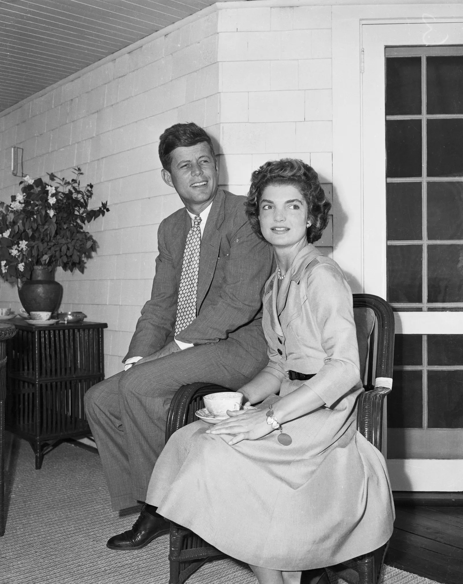L'image peut contenir Jacqueline Kennedy Onassis John F. Kennedy Plante Plante en pot Vêtements de cérémonie Costume et manteau