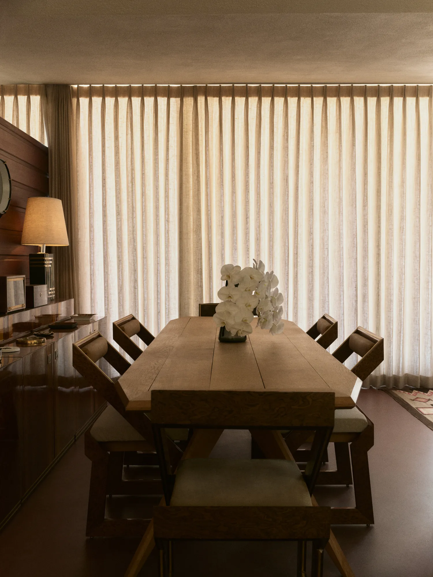 L'image contient peut-être des meubles, une table, un dessus de table, un design d'intérieur, une architecture, un bâtiment et une salle à manger.