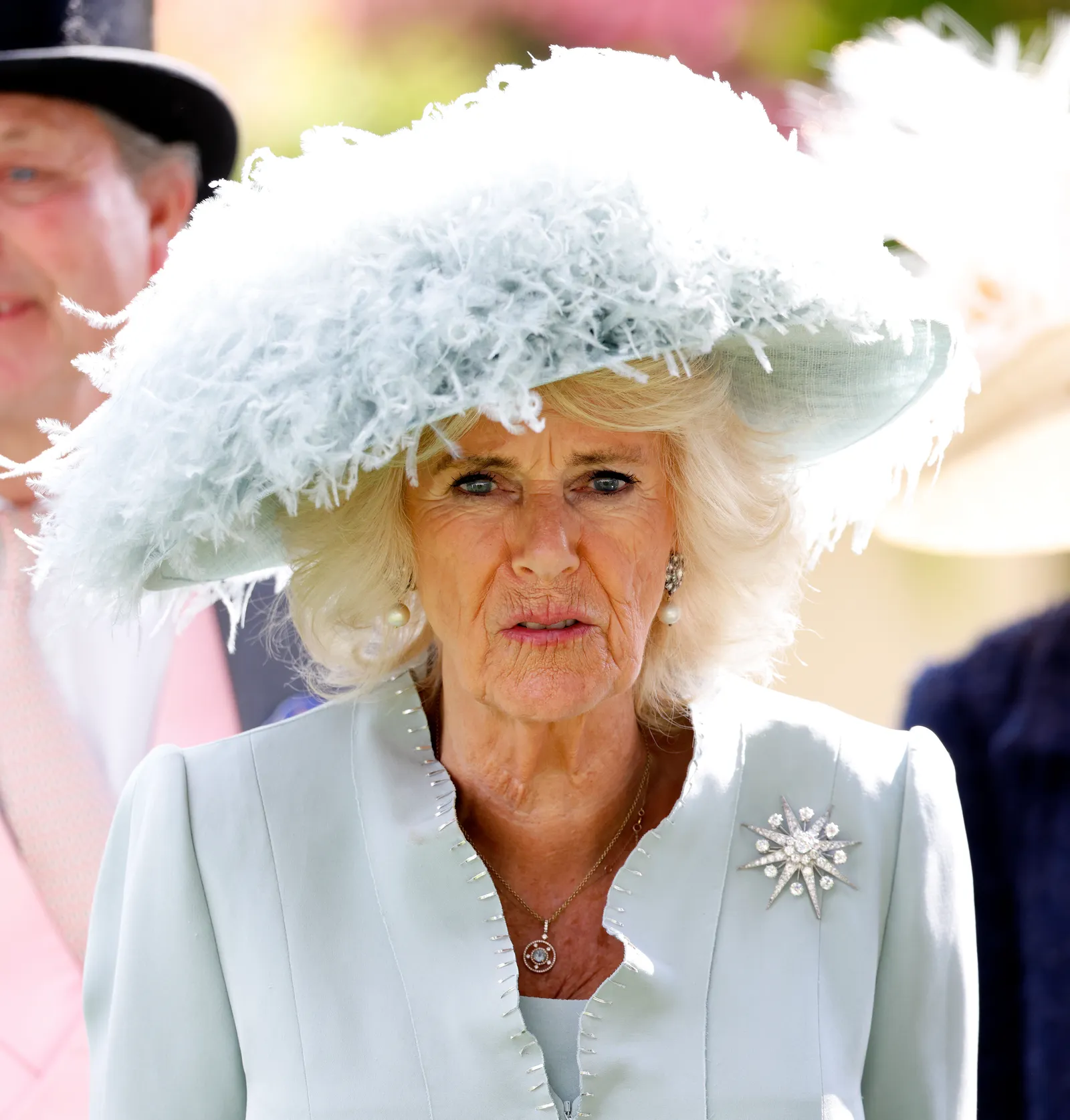 De l'Écosse ancienne à la collection de la reine Elizabeth : le mystère de la broche étoile Jardine L'image peut contenir une personne adulte mariage visage tête vêtements chapeau accessoires bijoux et collier