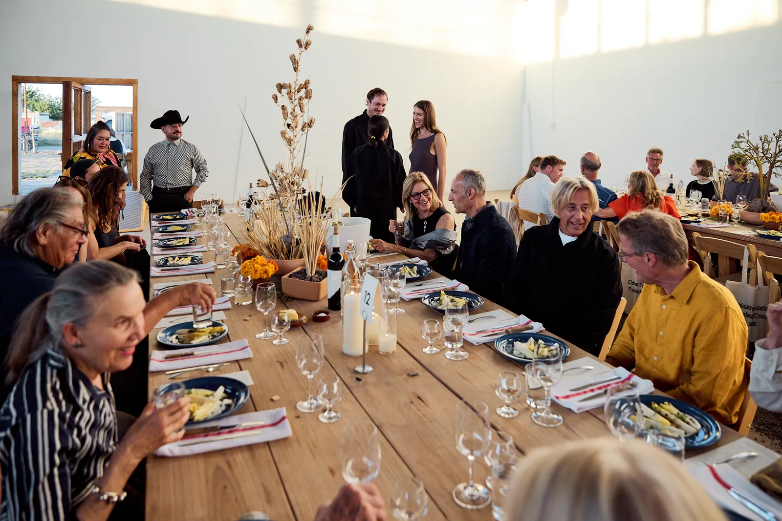 Le mythe de Marfa L'image peut contenir Tom Smith Architecture Bâtiment Salle à manger Table à manger Meubles Intérieur Table de chambre et adulte