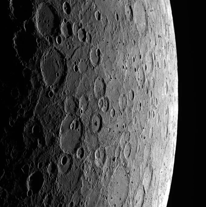 Un gros plan de la surface lunaire depuis la ligne de démarcation jour/nuit jusqu'au bord de sa sphère visible.