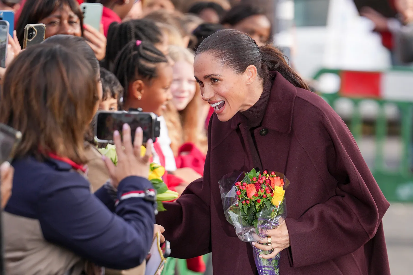 L'image peut contenir Meghan, duchesse de Sussex, composition florale, bouquet de fleurs, tête de plante, personne et visage.