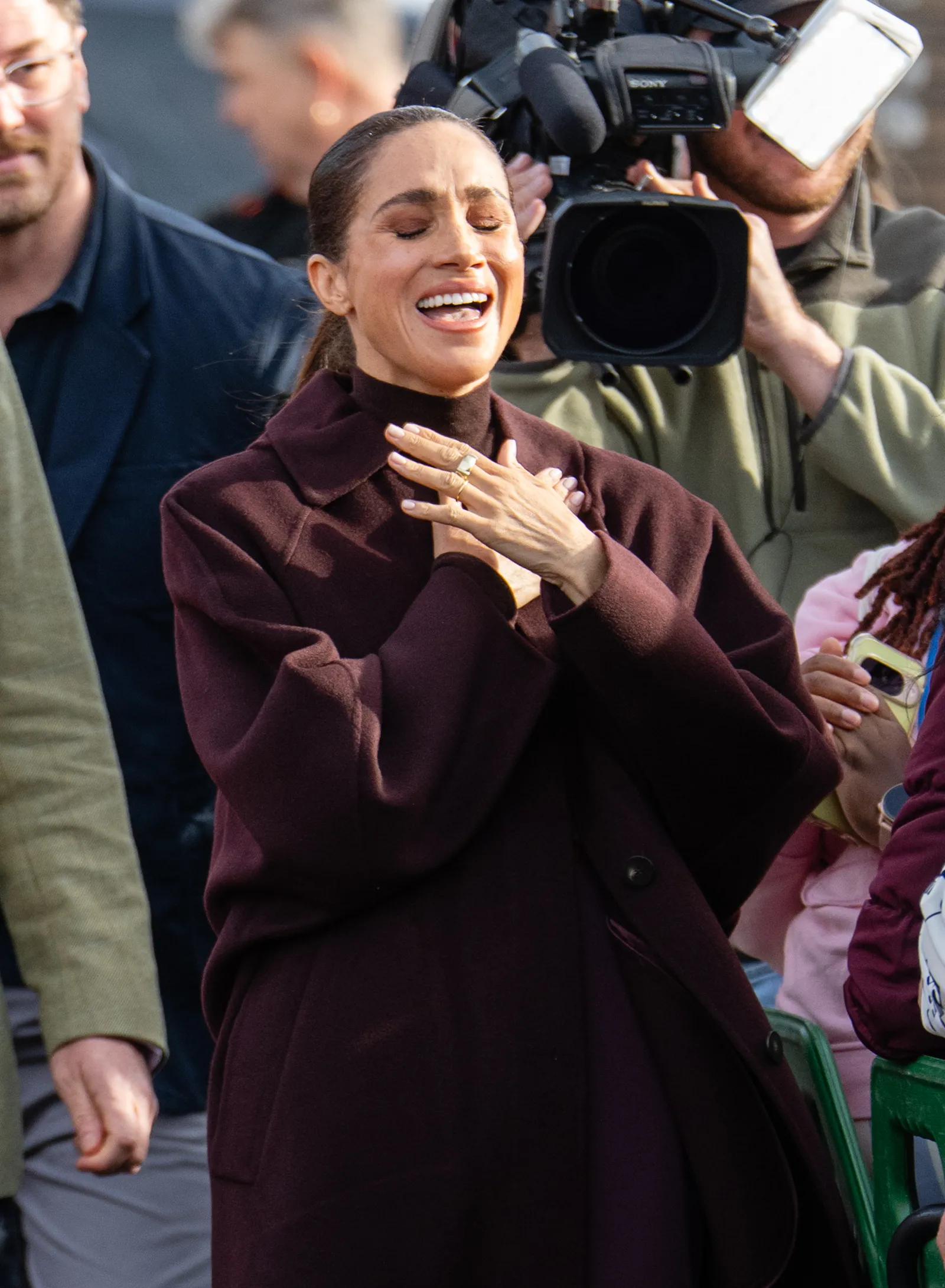 L'image peut contenir Meghan, duchesse de Sussex, personne adulte, visage, enfant, électronique, téléphone portable et téléphone.