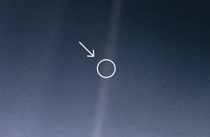 Une image prise par Voyager 1 des planètes qu'elle a survolées, avec la Terre représentée encerclée comme un "point bleu pâle."