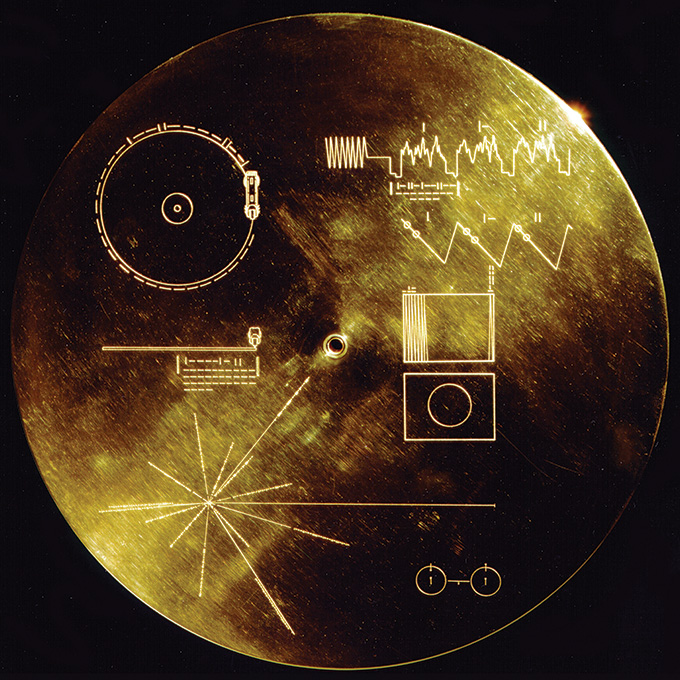 Un disque circulaire, en forme de disque vinyle, avec divers diagrammes gravés en blanc sur la surface.