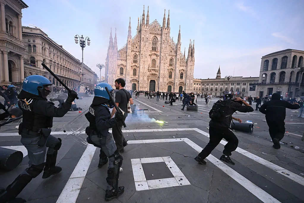 Les manifestations contre la vie chère deviennent violentes à Milan J'ai trouvé des résultats sur la Piazza Duomo à Milan