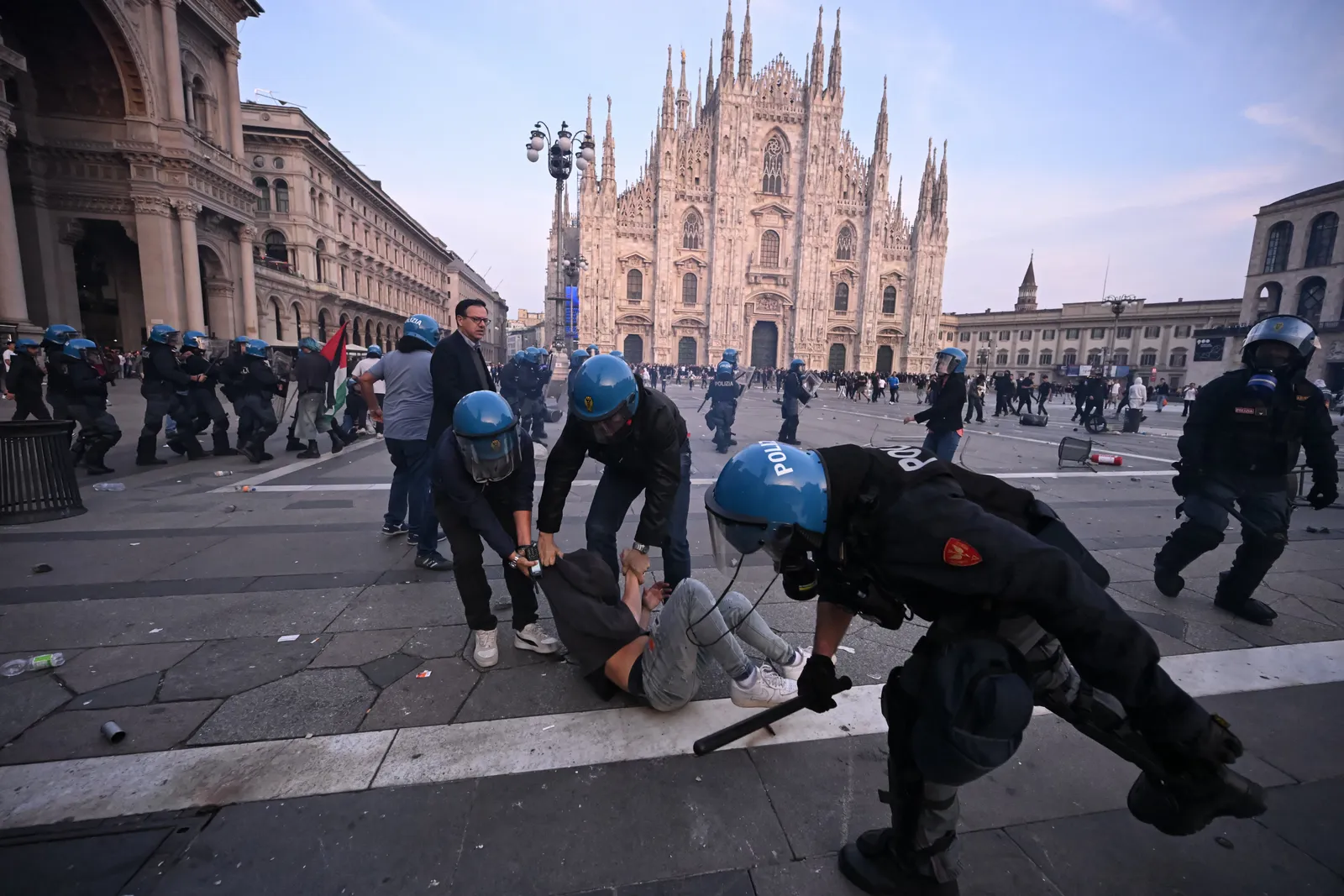 Les manifestations contre la vie chère deviennent violentes à Milan J'ai trouvé des résultats sur la Piazza Duomo à Milan