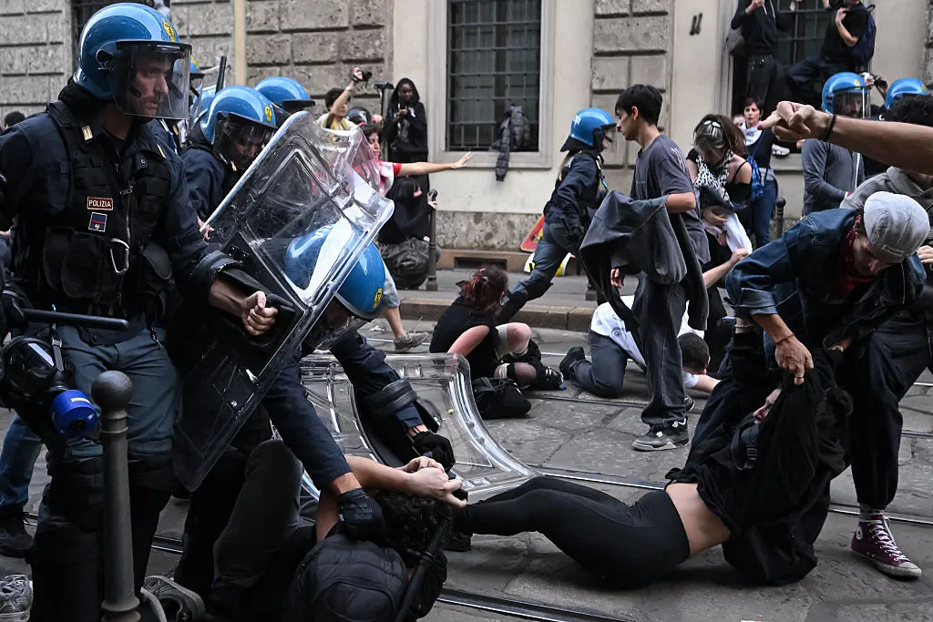 Les manifestations contre la vie chère deviennent violentes à Milan J'ai trouvé des résultats sur la Piazza Duomo à Milan