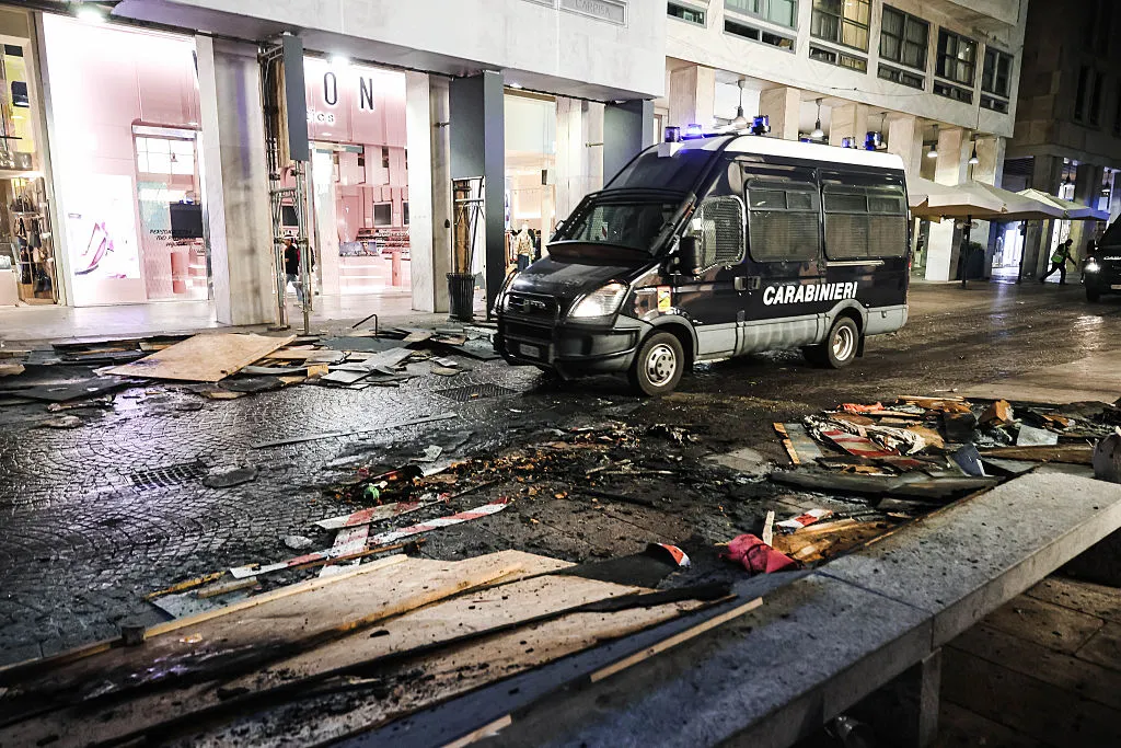 Les manifestations contre la vie chère deviennent violentes à Milan J'ai trouvé des résultats sur la Piazza Duomo à Milan