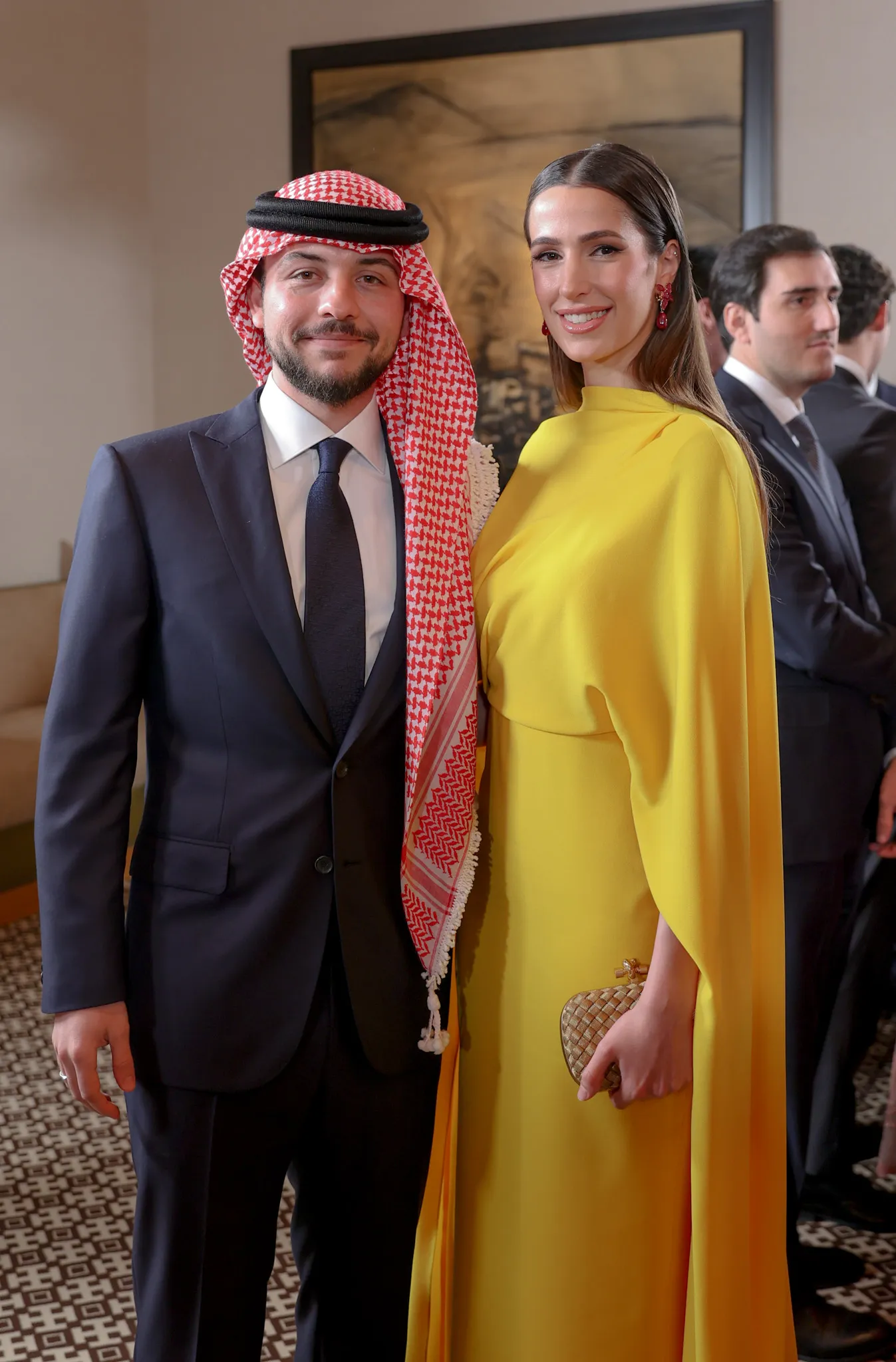 Kate Middleton est canalisée par la princesse Rajwa de Jordanie lors d'un événement caritatif L'image peut contenir des personnes Personne Adulte Mode Blazer Vêtements Manteau Veste Tenue de soirée Costume Visage et tête
