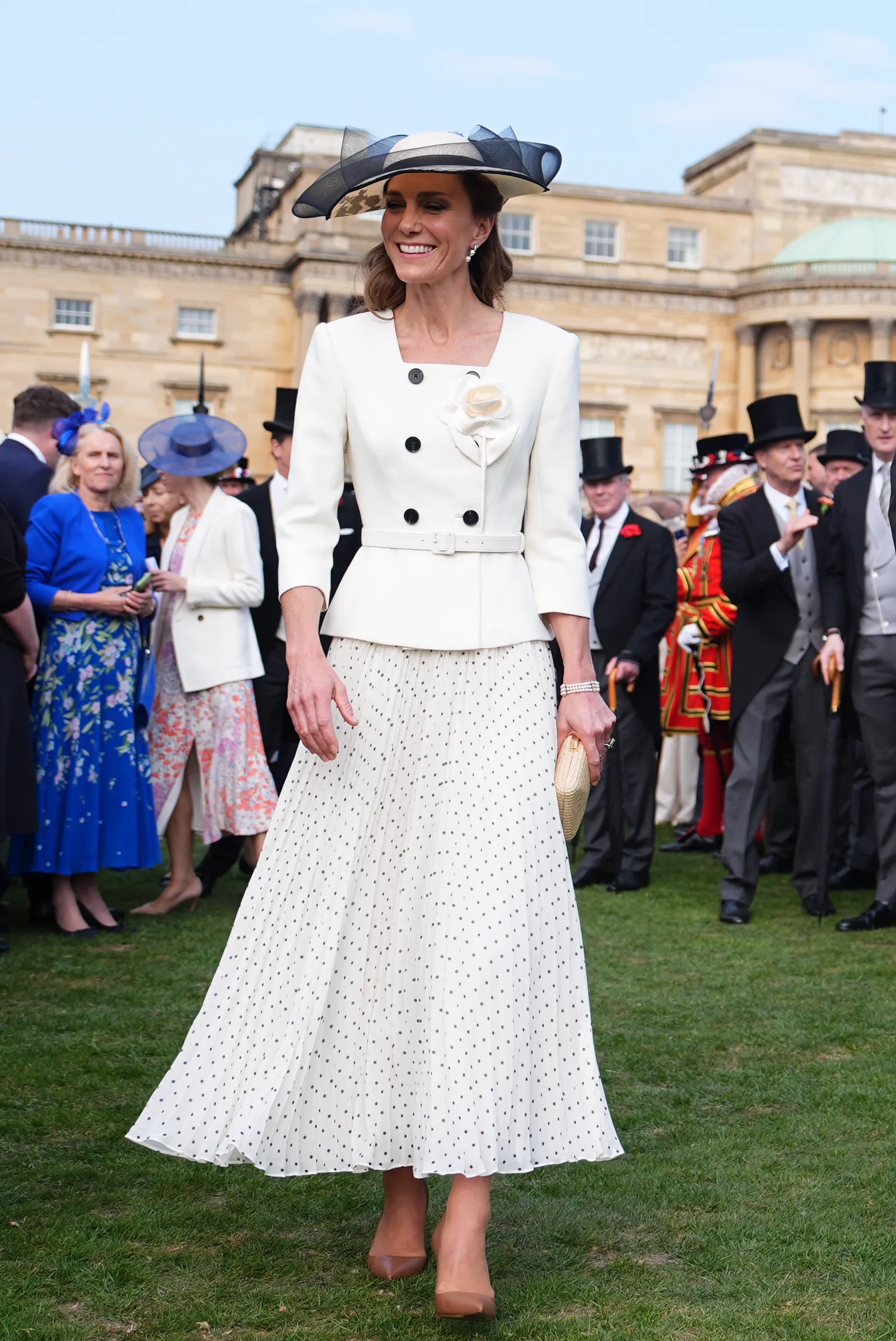 Kate Middleton est canalisée par la princesse Rajwa de Jordanie lors d'un événement caritatif L'image peut contenir Olwen Four Tom Amandes Paul Copan MG Muthu Personne Vêtements de mariage pour adultes Jupe et manteau