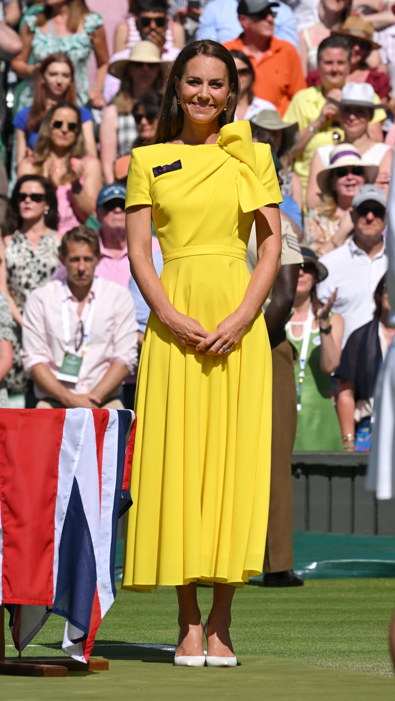 Kate Middleton est canalisée par la princesse Rajwa de Jordanie lors d'un événement caritatif L'image peut contenir Jimmy Rip Freddie Williams II Personne adulte Vêtements Chapeau Accessoires Lunettes Visage Tête et Heureux