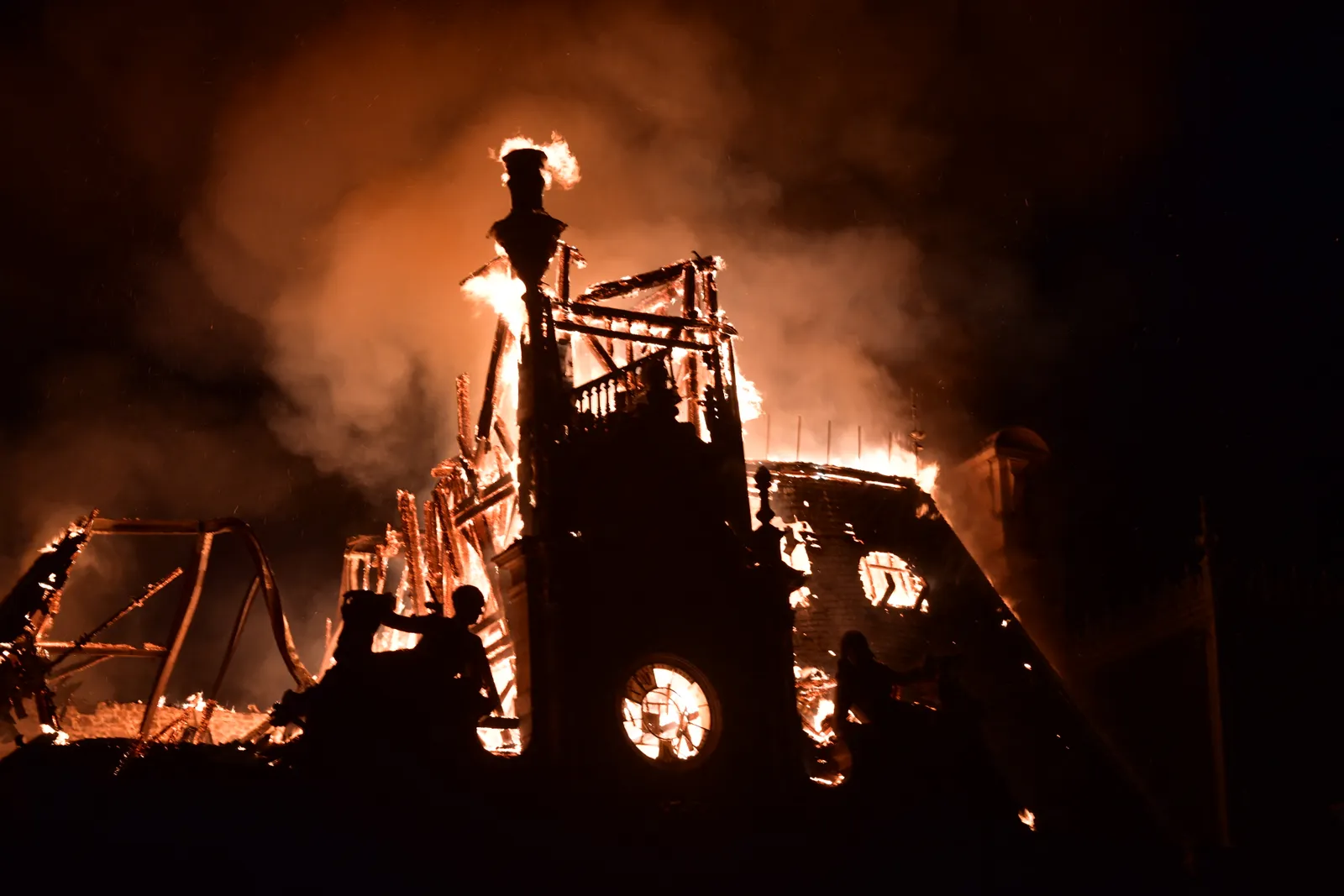 Emmanuel Macron s'adresse à la nation suite aux violentes manifestations à travers la France L’image peut contenir du feu et des flammes chez une personne adulte