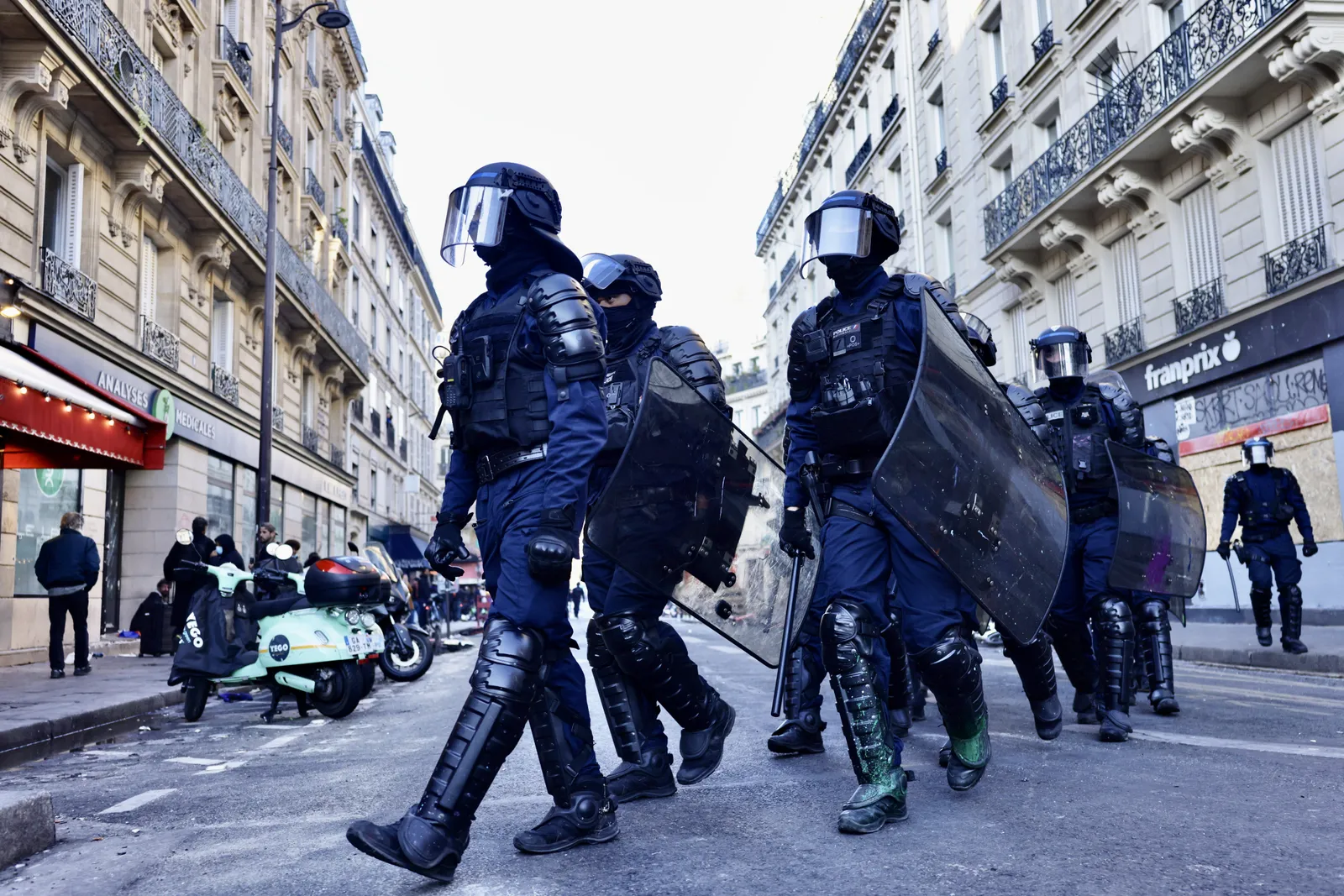 Emmanuel Macron s'adresse à la nation suite aux violentes manifestations à travers la France L'image peut contenir AJ Klein Officier Personne Officier de police Casque Vêtements pour adultes Gant Machine Roue et épée