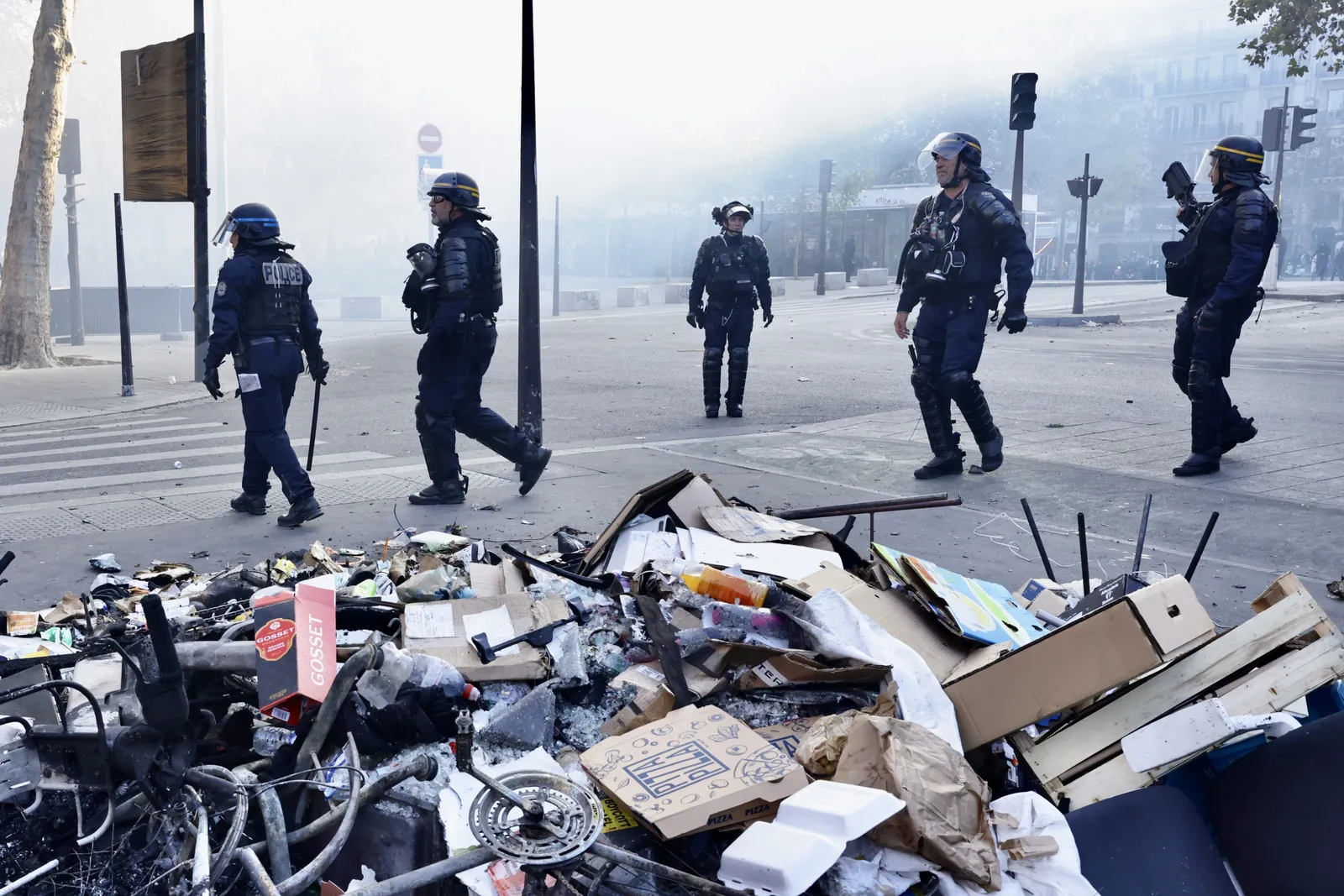 Emmanuel Macron s'adresse à la nation suite aux violentes manifestations à travers la France L'image peut contenir Terrence Malick Personne adulte Vêtements Gant Casque Accessoires Lunettes Chaussures Chaussure et hache