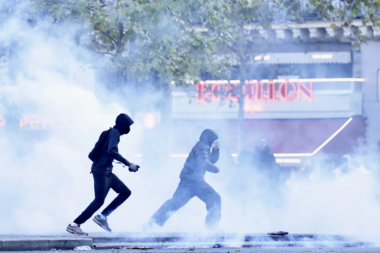 Emmanuel Macron s'adresse à la nation suite aux violentes manifestations à travers la France L'image peut contenir Chiaki Omigawa Vêtements Gant Bébé Personne Adulte Chaussures et chaussures