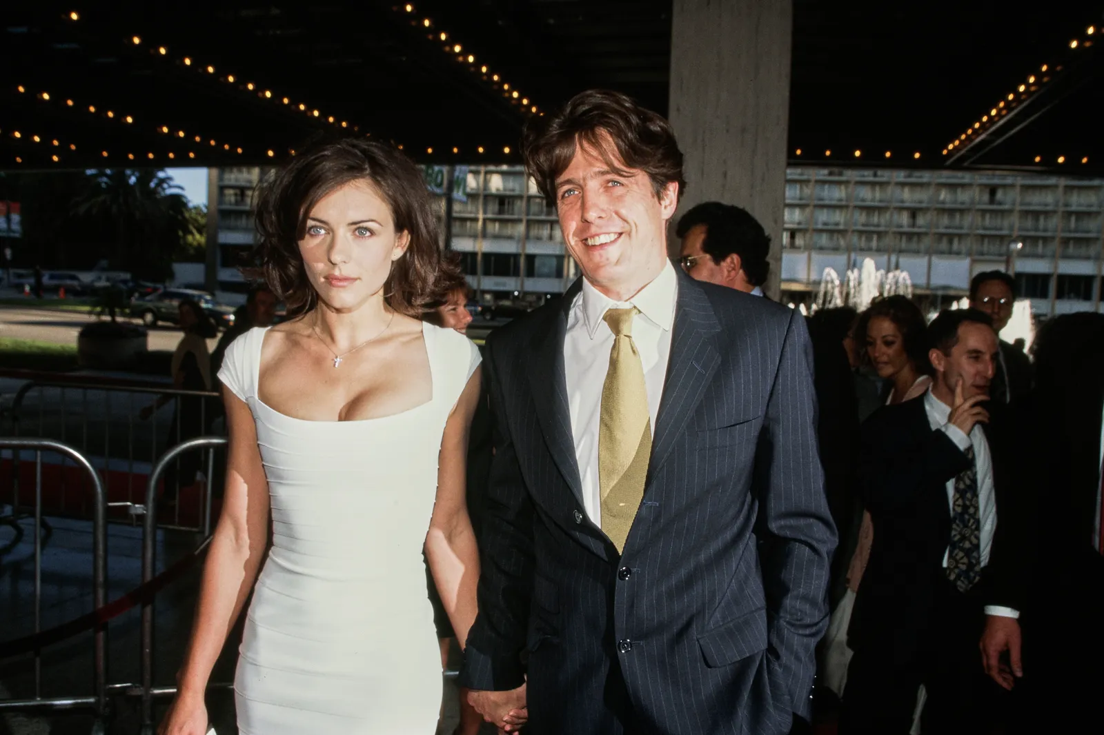 Elizabeth Hurley et Billy Ray Cyrus seraient fiancés L'image peut contenir Hugh Grant Elizabeth Hurley Peter Chernin Candy Crowley Blazer Vêtements Manteau et veste