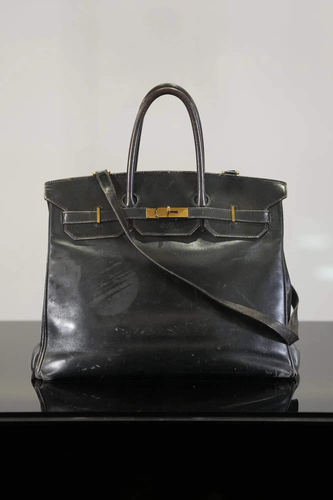 L'image peut contenir des accessoires de sac, un sac à main, un sac fourre-tout et un sac à main.