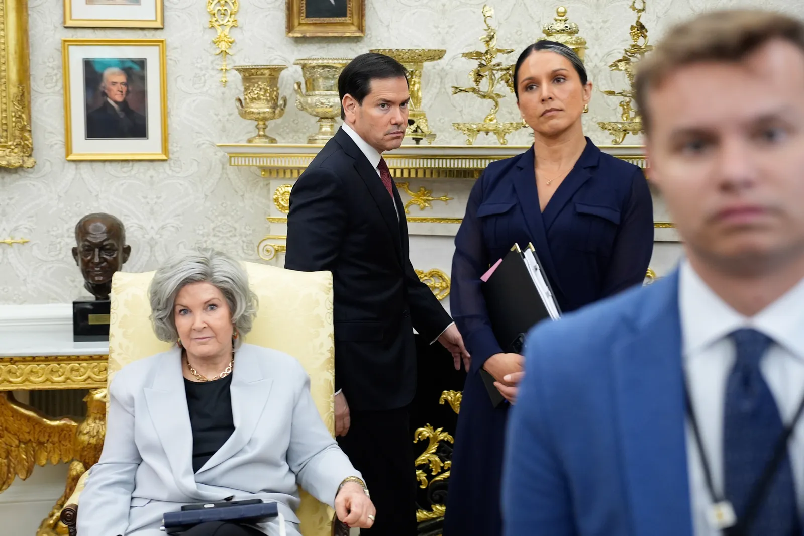 Ignorez les rumeurs selon lesquelles Susie Wiles est sur le point d'être mise en conserve. Le chef de cabinet de Trump, farouchement loyal et incroyablement résilient, ne va nulle part L'image peut contenir Tulsi Gabbard Marco Rubio Personne Adulte Accessoires de mariage Bijoux Collier et vêtements