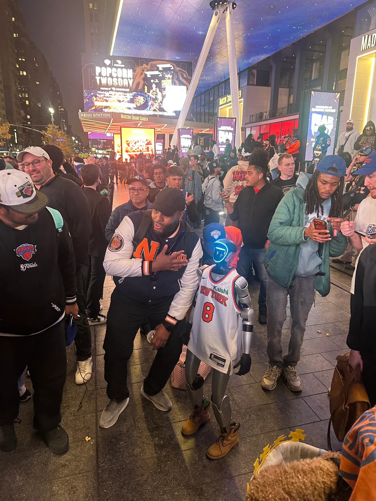 Les Knicks peuvent-ils continuer la fête après une défaite lors de la soirée d'ouverture ? L'image contient peut-être Don Cannon Chuuwee Personnes urbaines Personne Ville Adulte Vie nocturne Vêtements Chaussures et chaussures