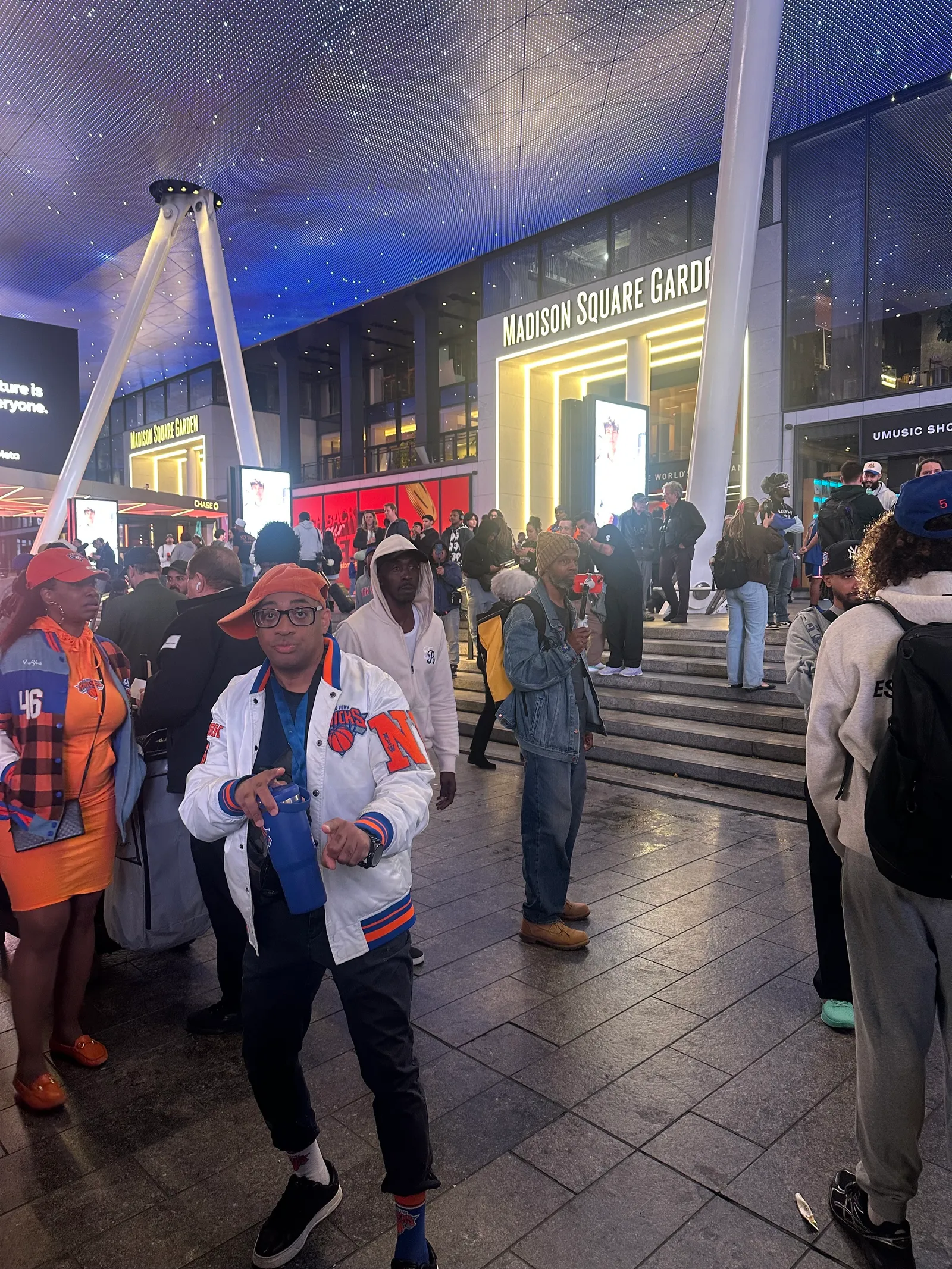 Les Knicks peuvent-ils continuer la fête après une défaite lors de la soirée d'ouverture ? L'image contient peut-être RZA Tom Mandrake Personnes urbaines Personne Vêtements pour adultes Manteau Chaussures de ville Chaussure Jeans et pantalons