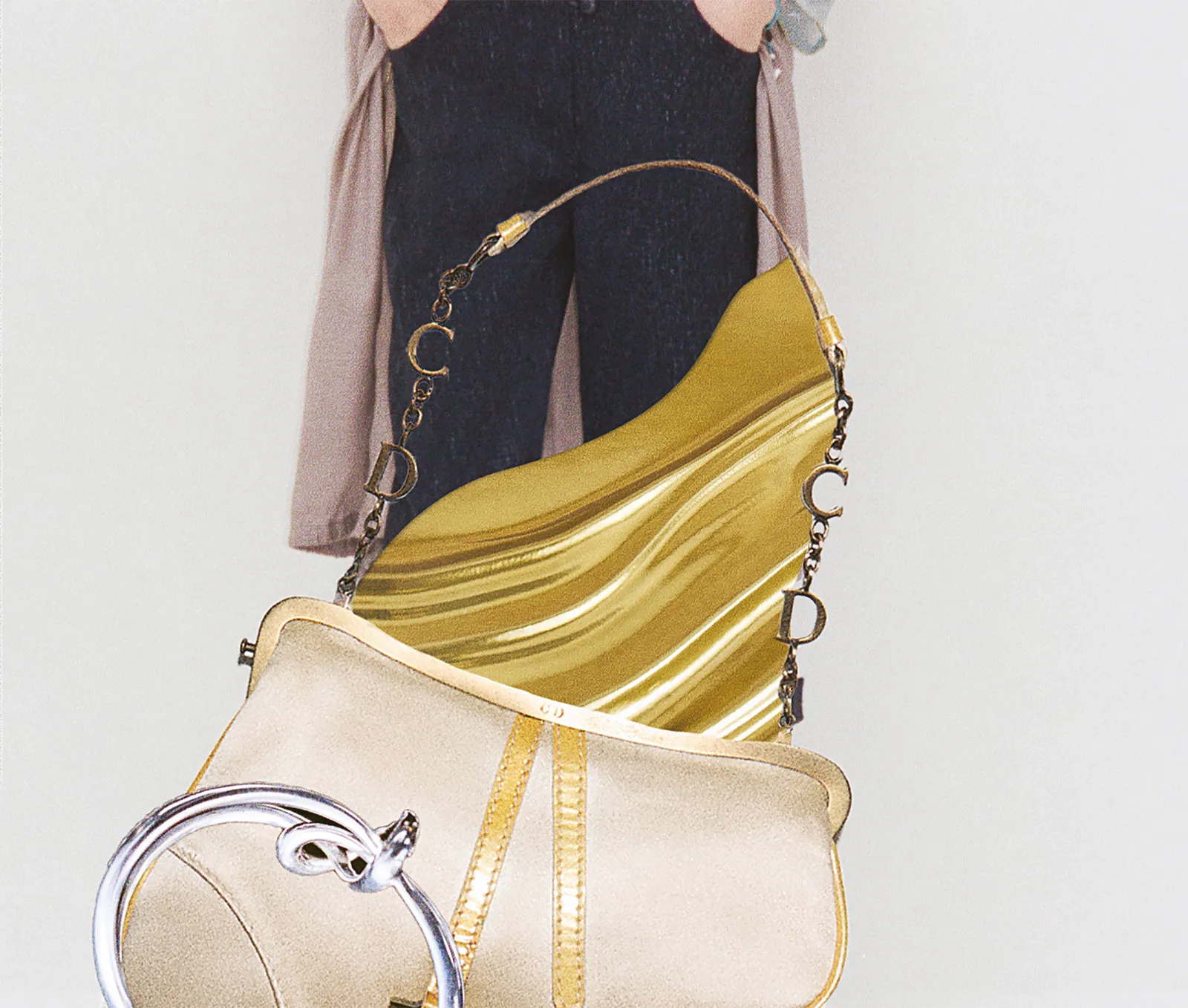 L'image peut contenir des accessoires, un sac à main et un sac à main.