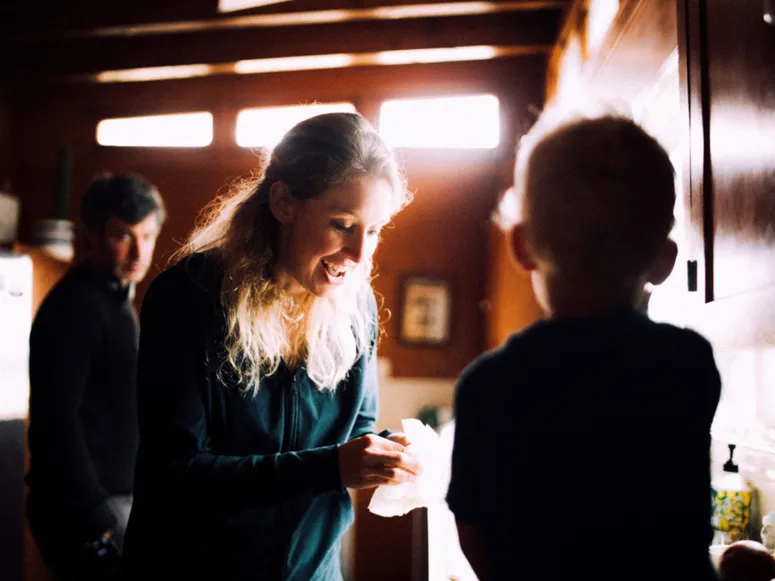 L’image contient peut-être : Elizabeth Holmes, tête, personne, visage, heureux, sourire, photographie, portrait, enfant, adulte et rire