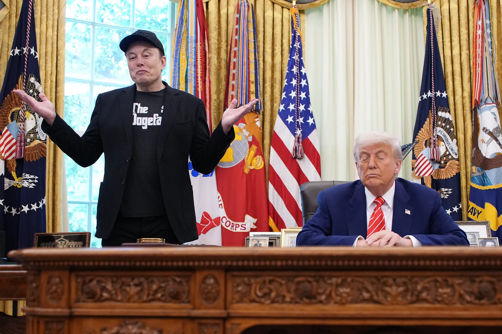 L'image peut contenir Elon Musk Donald Trump Personne adulte Drapeau Personnes Vêtements Tenue de soirée Costume Foule Visage et tête