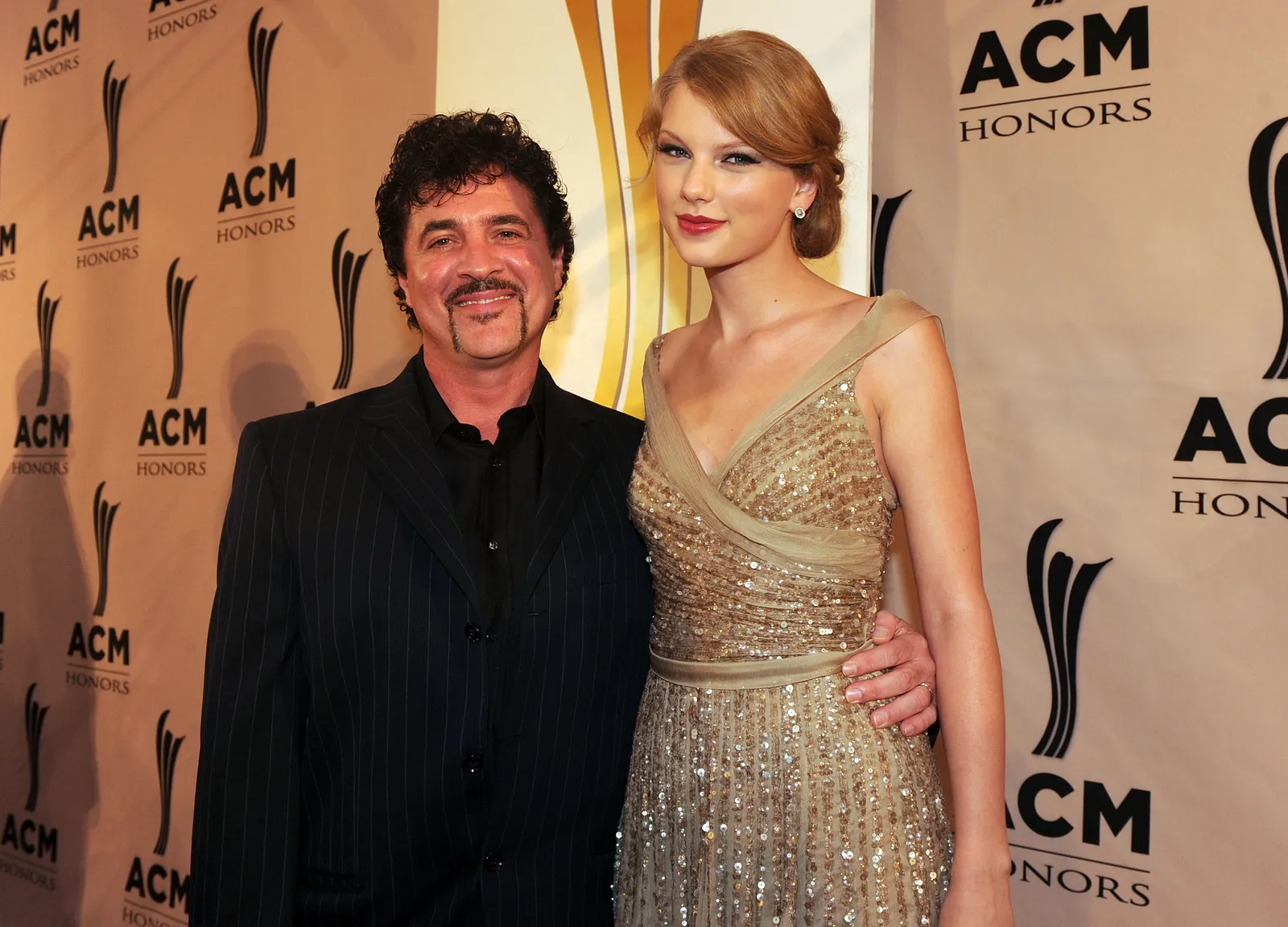L'image peut contenir Scott Borchetta Taylor Swift Vêtements de mode Robe Personne adulte Mariage Tenue de soirée et blazer