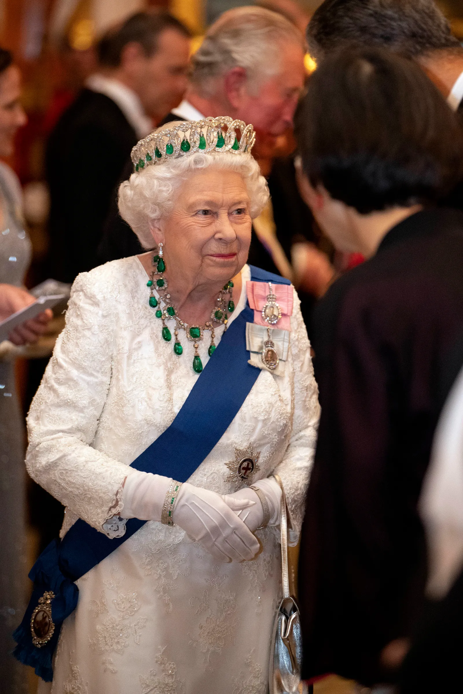 L'image peut contenir Elizabeth II Charles Prince de Galles Personne Vêtements Gant Adulte Accessoires et bijoux de mariage