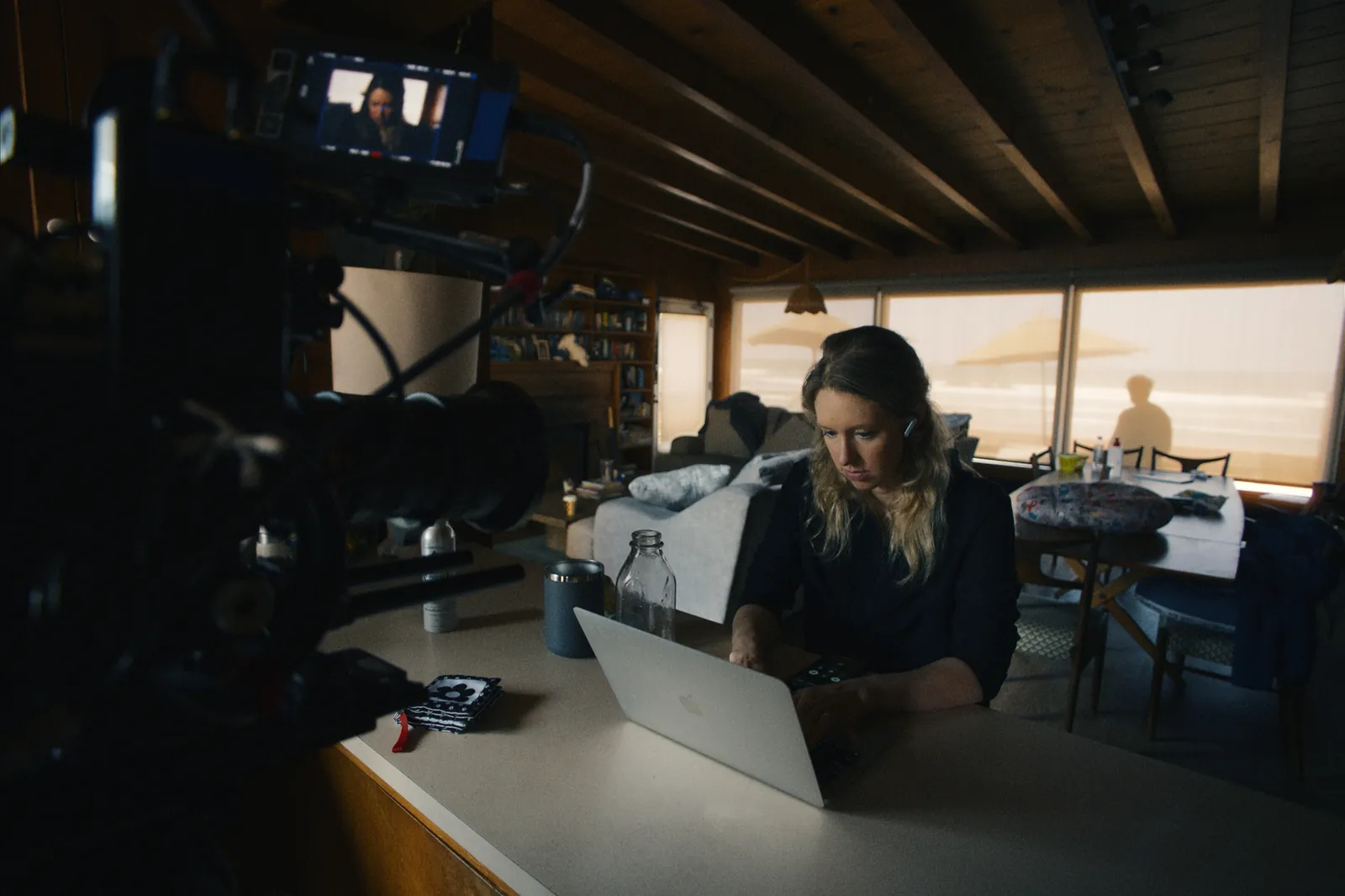 L'image peut contenir Elizabeth Holmes Ordinateur Électronique Ordinateur portable Photographie Meubles Table Adulte et personne