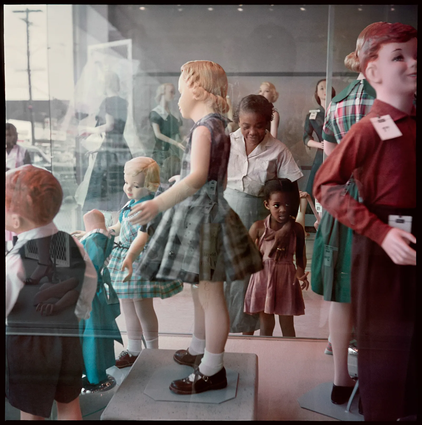 L'objectif est plus puissant : le meilleur de Gordon Parks L'image peut contenir des personnes Personne Vêtements Jupe Chaussures Chaussure Bébé Enfant Adulte Intérieur Accessoires et sac