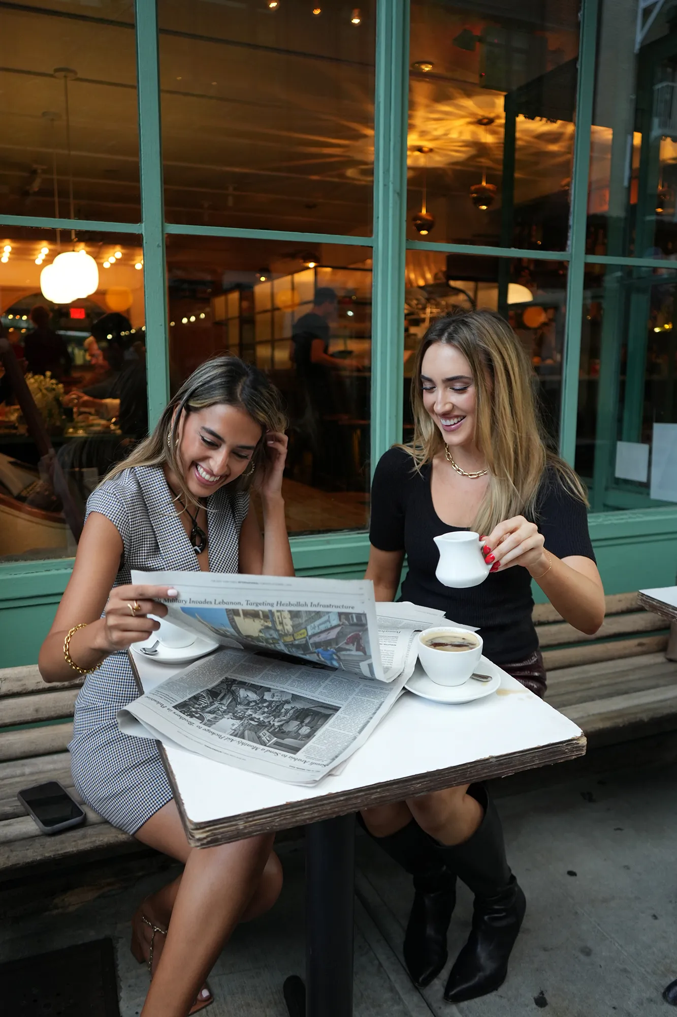 L'image peut contenir : Intérieur Restaurant Personne adulte Boisson Café Tasse à café Accessoires Bijoux et collier