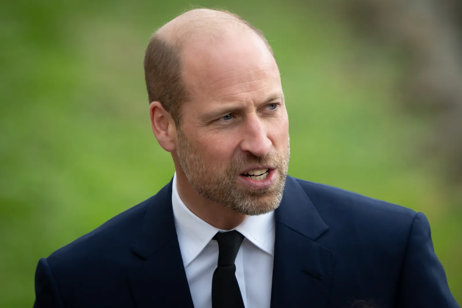 Le roi Charles sera-t-il le dernier Windsor à diriger le Commonwealth ? L'image peut contenir des accessoires du prince William, duc de Cambridge, tenue formelle, cravate, barbe, visage, tête, personne et adulte.