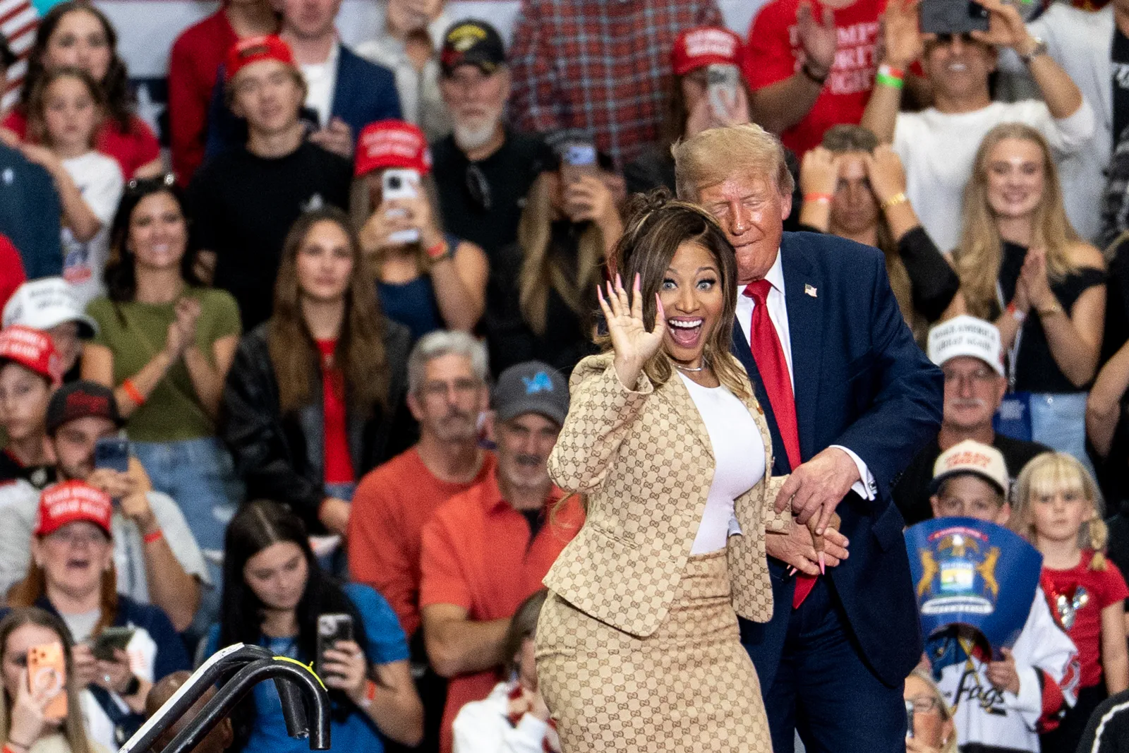 L'image peut contenir Nicki Minaj Donald Trump Tommy Alverson Personne Photobombing Tête de mariage adulte Visage et vêtements