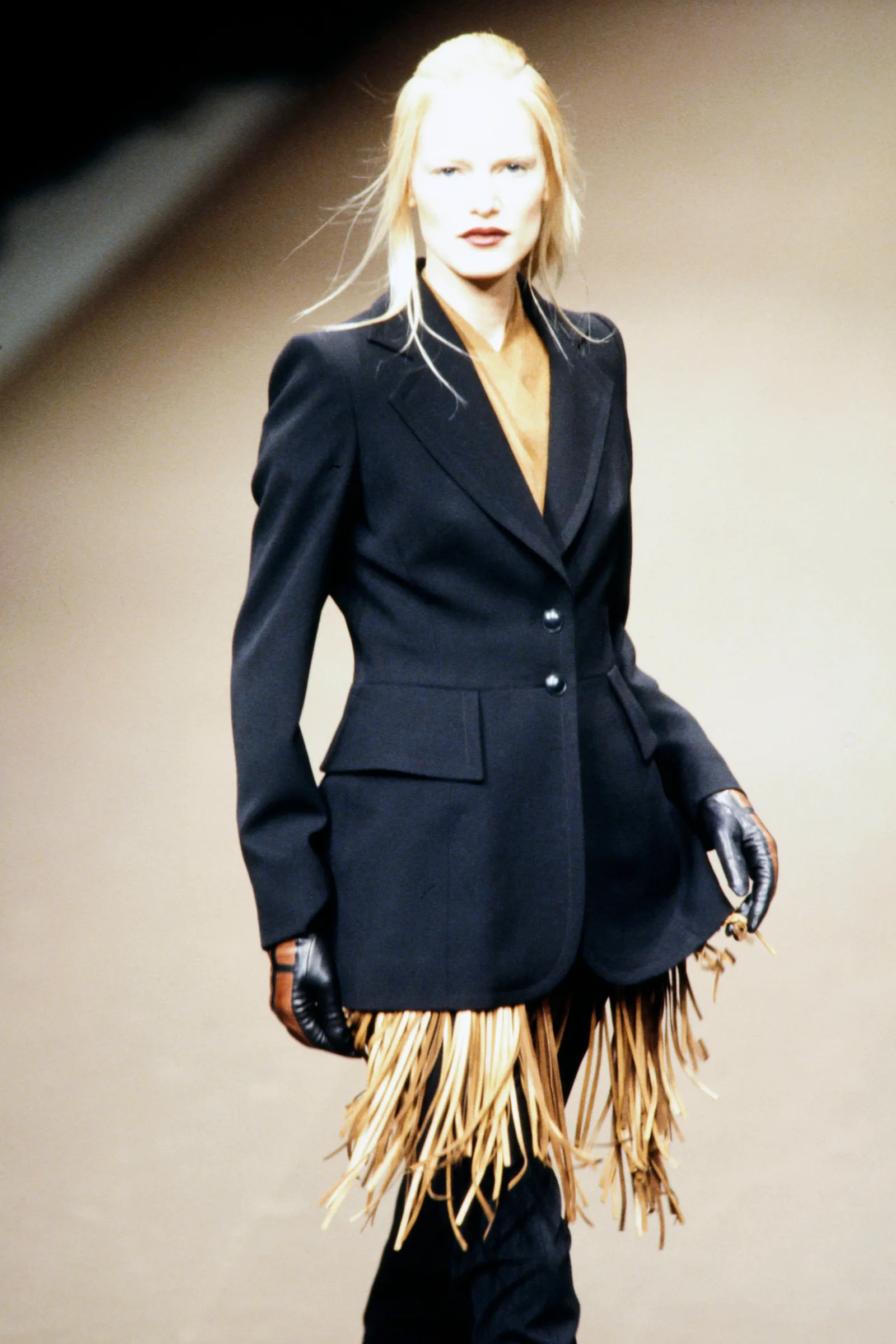 L'image peut contenir un blazer vêtements manteau veste vêtements de cérémonie costume cheveux blonds personne adulte visage tête et gant