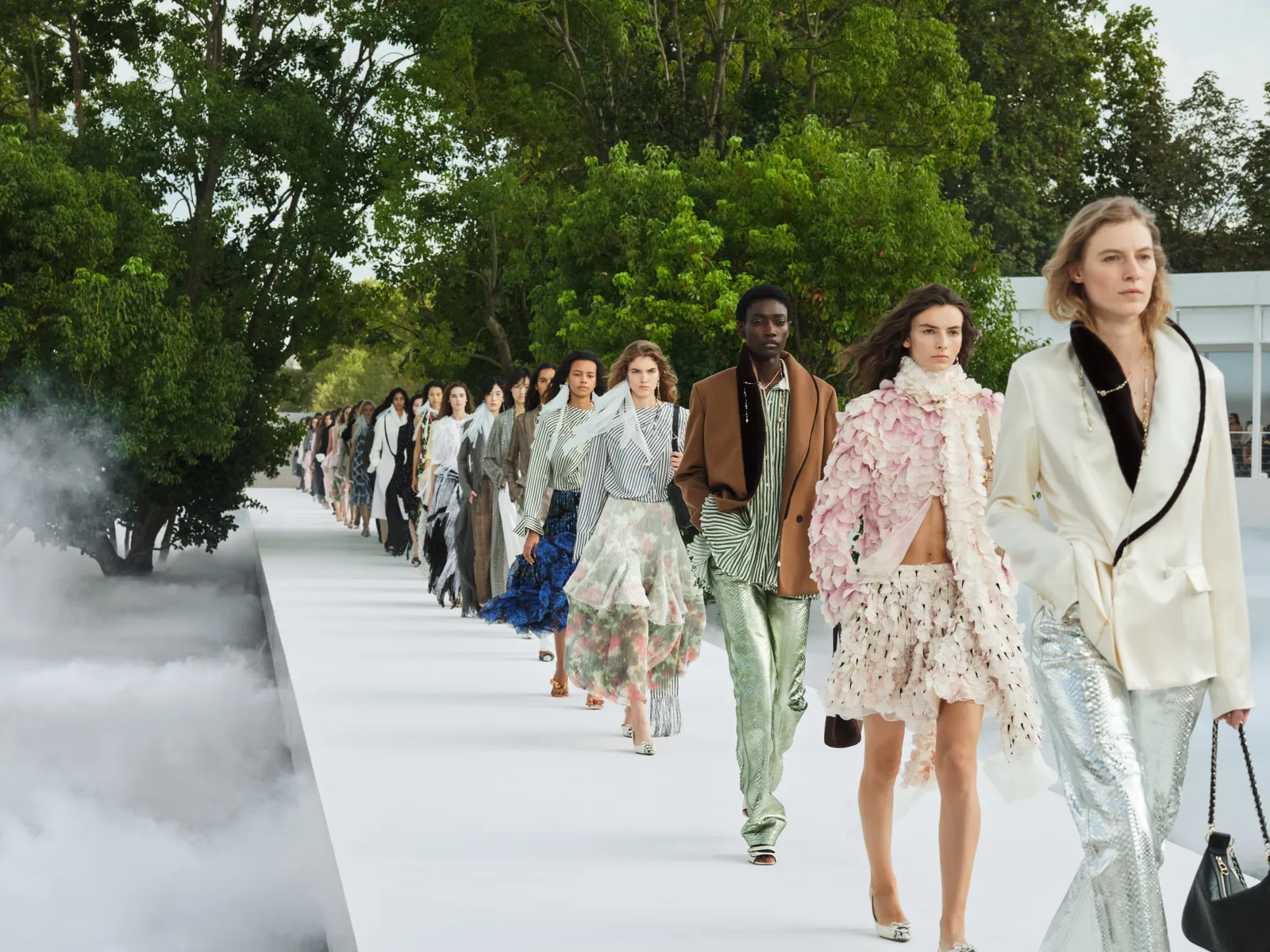 L'image contient peut-être Khadja Nin Josefina Scaglione Yūki Amami Personne qui marche Personnes adultes Vêtements Manteau et mode