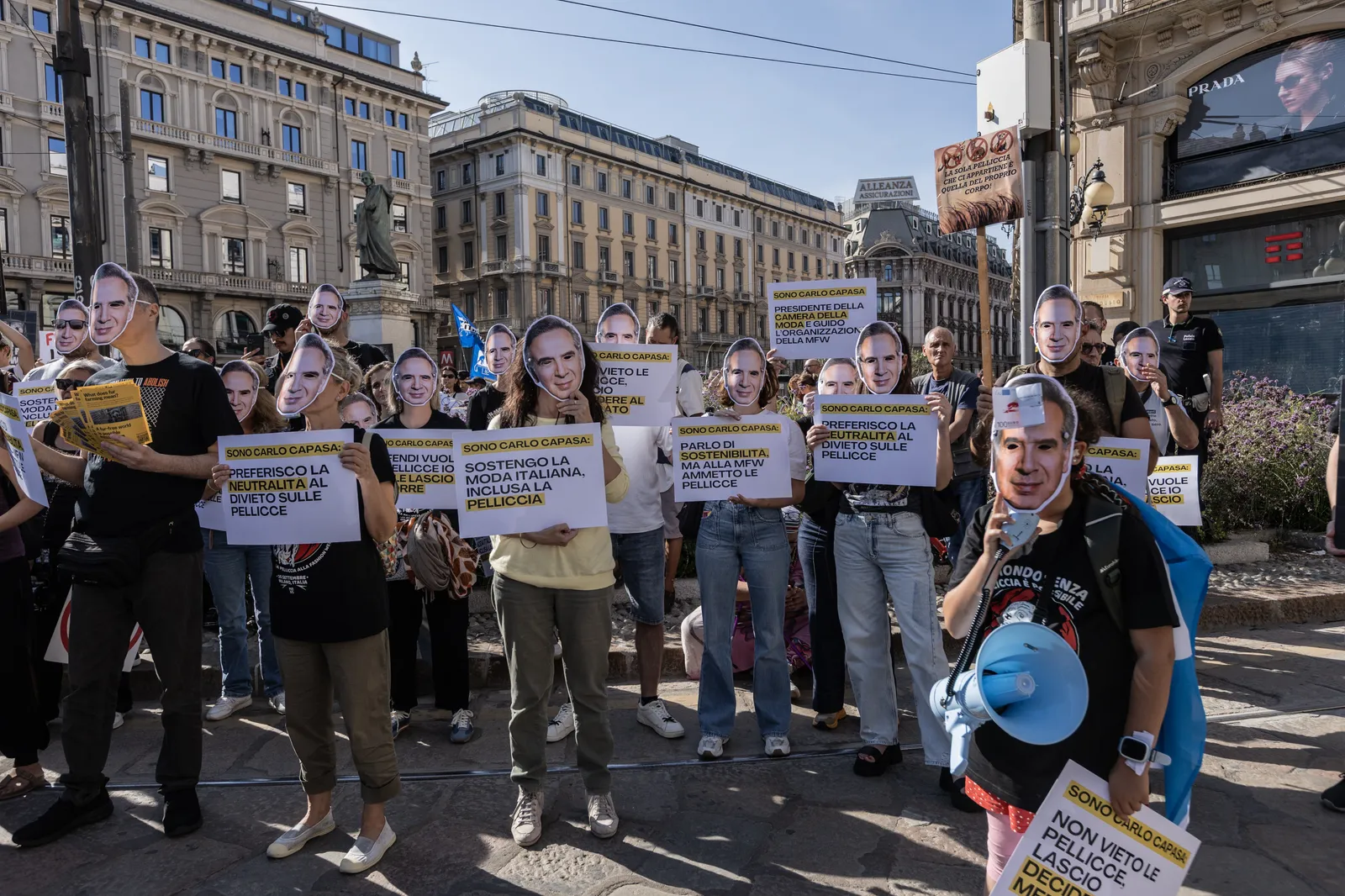 Dans les coulisses de la marche antifourrure qui a secoué la Fashion Week de Milan L'image contient peut-être Titta Ruffo Titta Ruffo Bob Gaudio Titta Ruffo Personnes Personne Défilé Protestation Vêtements et chaussures