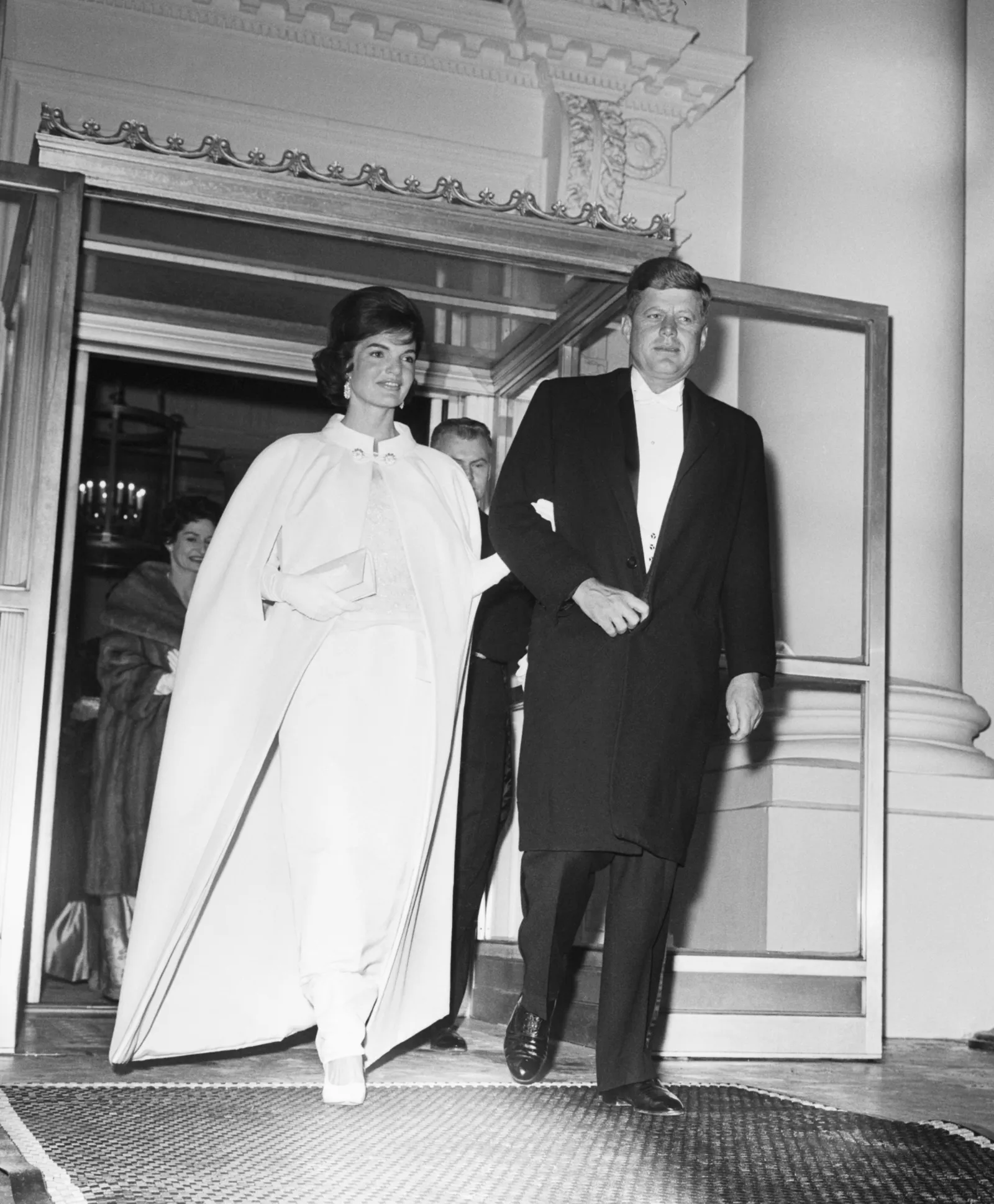 L'image peut contenir John F. Kennedy Jacqueline Kennedy Onassis Lady Bird Johnson Vêtements Manteau Personne et tenue de soirée