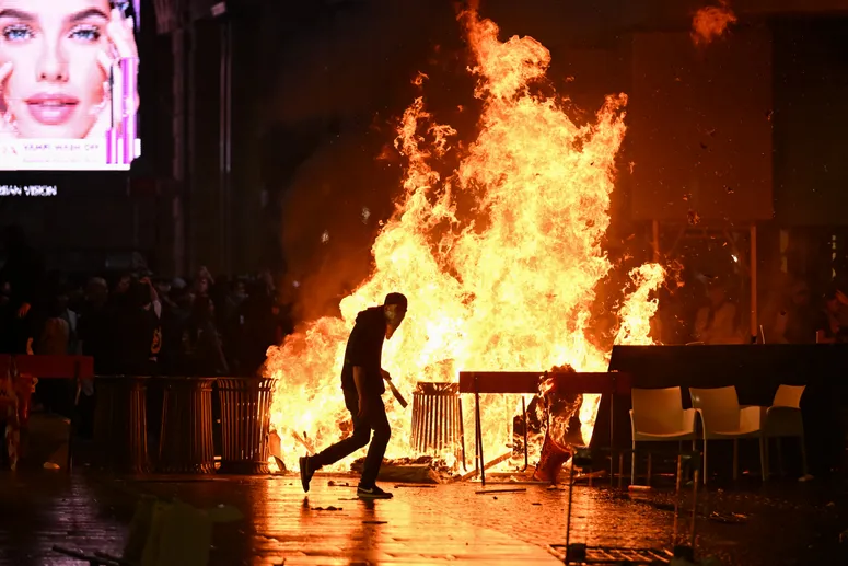 Emmanuel Macron s'adresse à la nation suite aux violentes manifestations à travers la France Manifestations