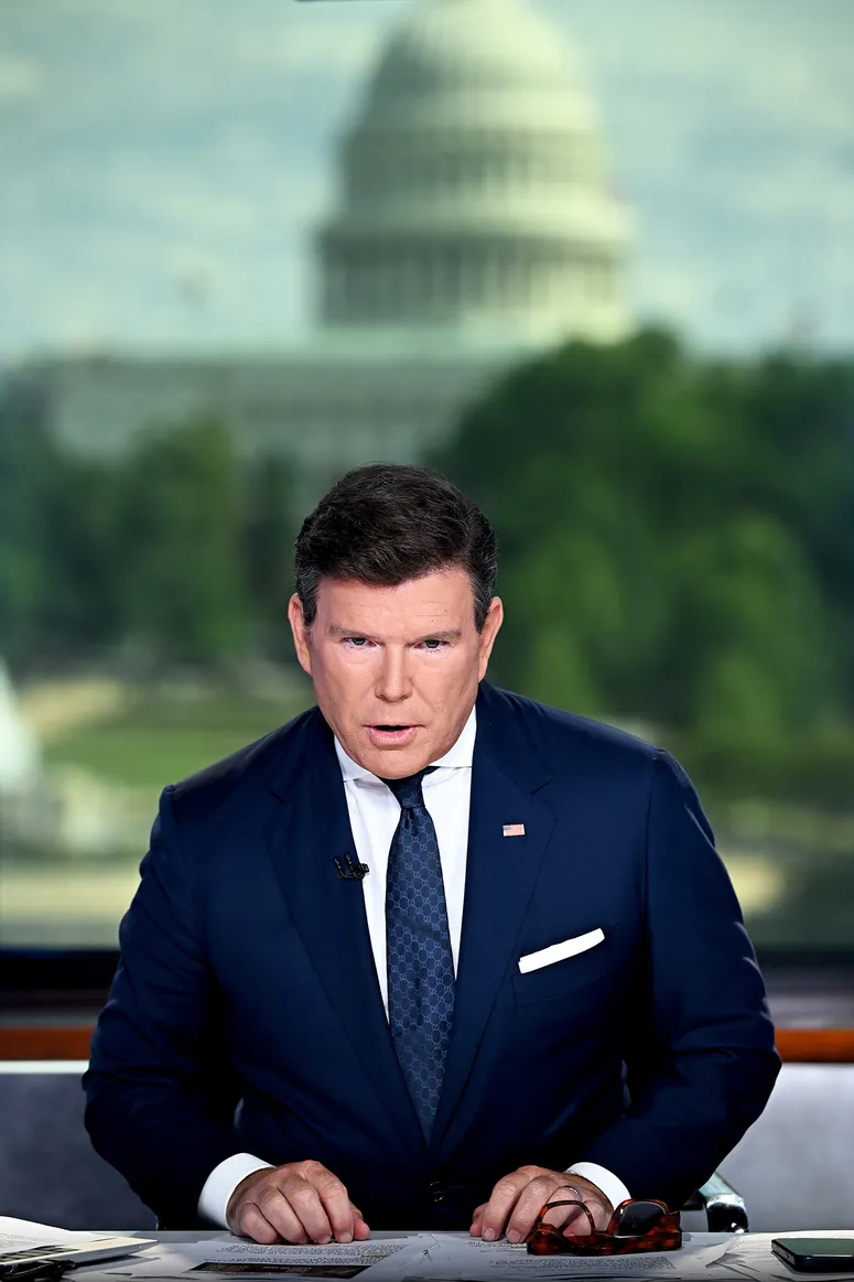 L’image contient peut-être : Bret Baier, visage, tête, personne, photographie, portrait, adulte, vêtements, manteau, veste et personnes