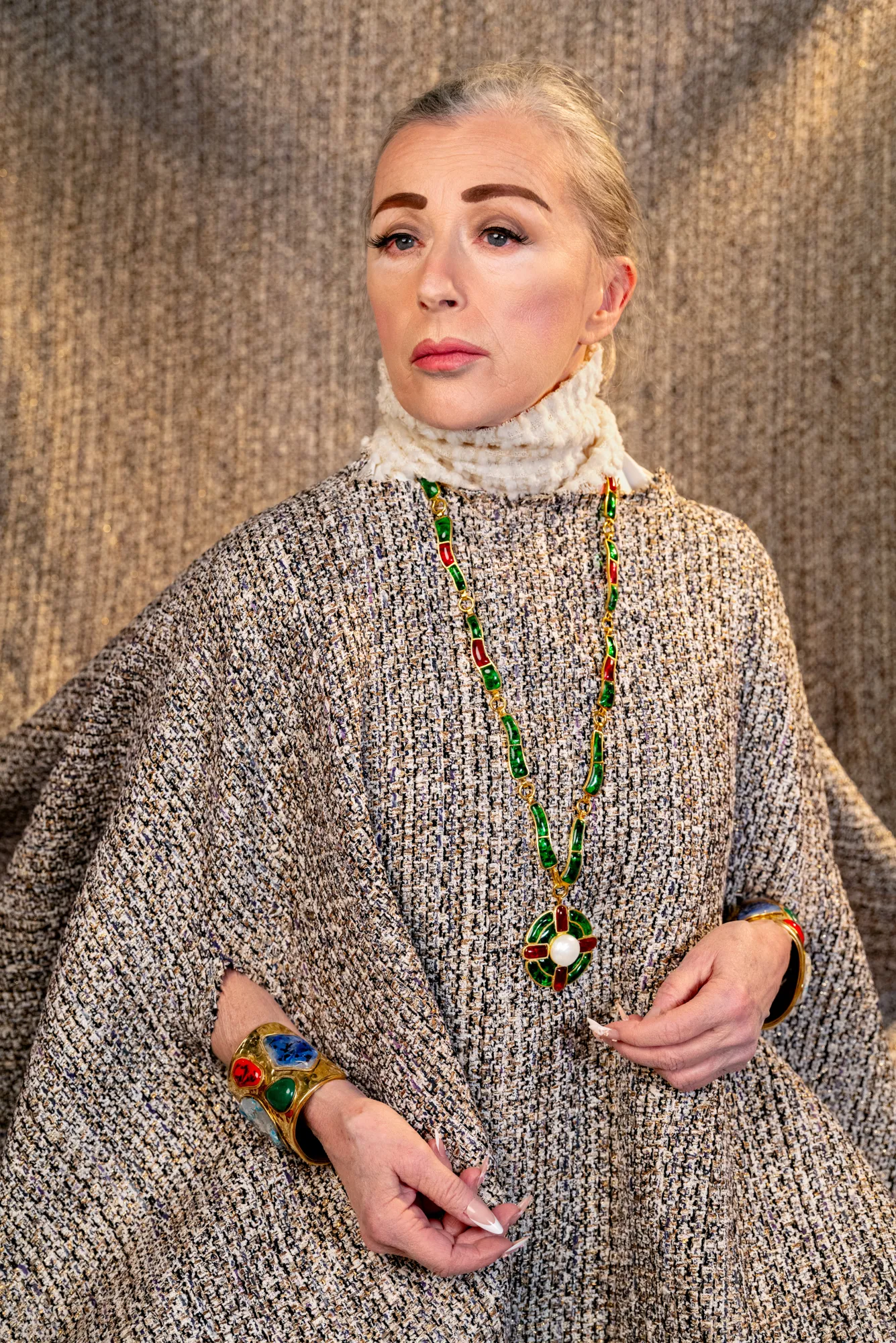 L'image peut contenir Cindy Sherman Personne adulte Blonde Accessoires pour cheveux Bijoux Collier Mode et vêtements
